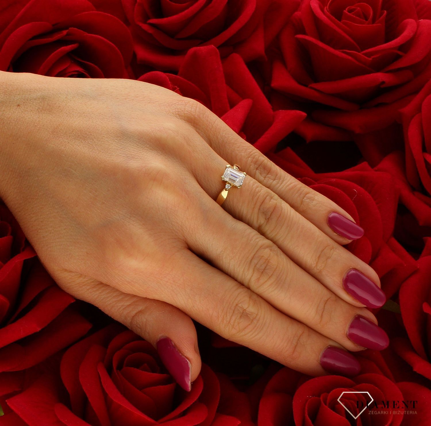 Złoty pierścionek 585 z dużą prostokątną cyrkonią PI 244 585. Złoty pierścionek prosty ozdobiony dużą prostokątną cyrkonią. Piękny pierścionek wykonany z wysokiej jakości złota próby 585. Złoty pierścionek idealny na prezent (4).jpg